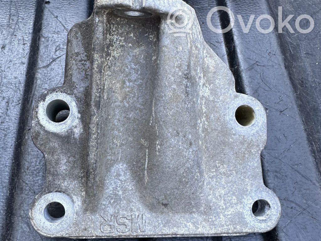 Infiniti M30 Engine mounting bracket 