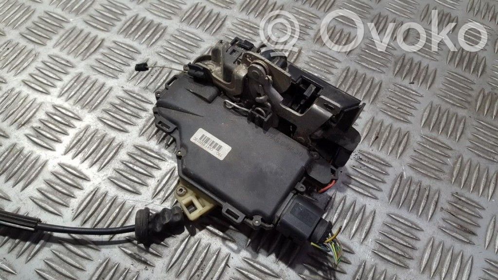 Zamek drzwi przednich   837013C