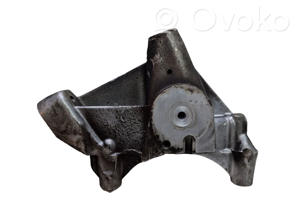 Volvo XC60 Engine mounting bracket 