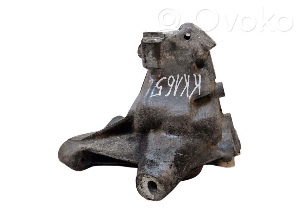 Volvo XC70 Engine mounting bracket 