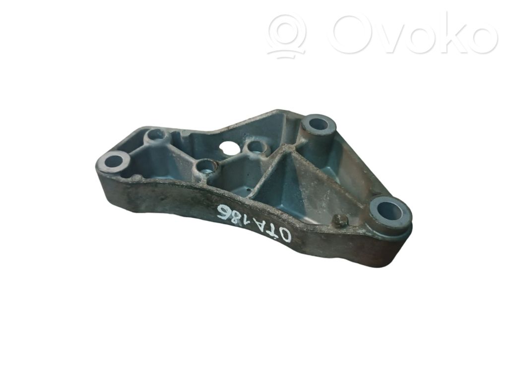 Volkswagen Tiguan Engine mounting bracket 