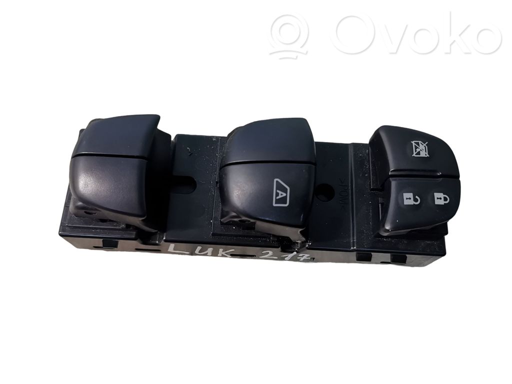 Nissan Juke I F15 Przyciski szyb 