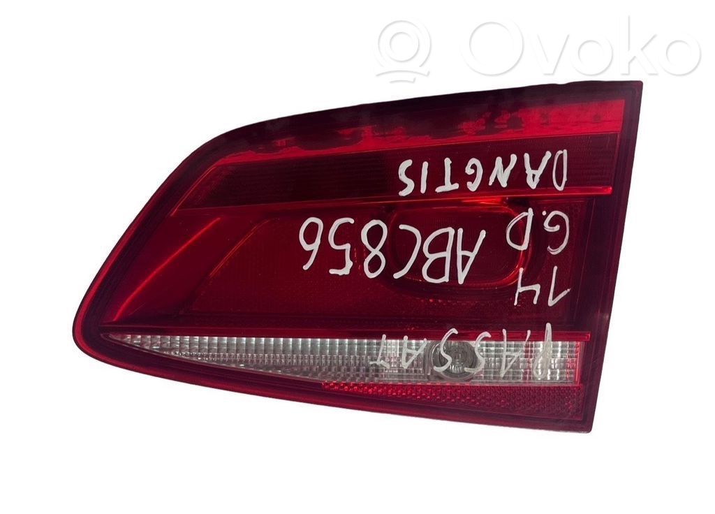 Volkswagen PASSAT B7 Lampy tylnej klapy bagażnika 