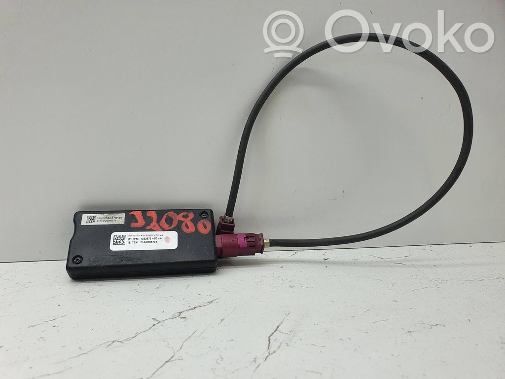 Tesla Model S Aerial antenna amplifier 