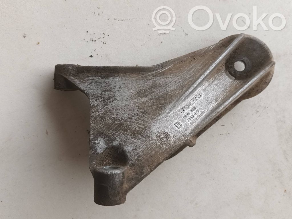 Volvo S70  V70  V70 XC Engine mounting bracket 