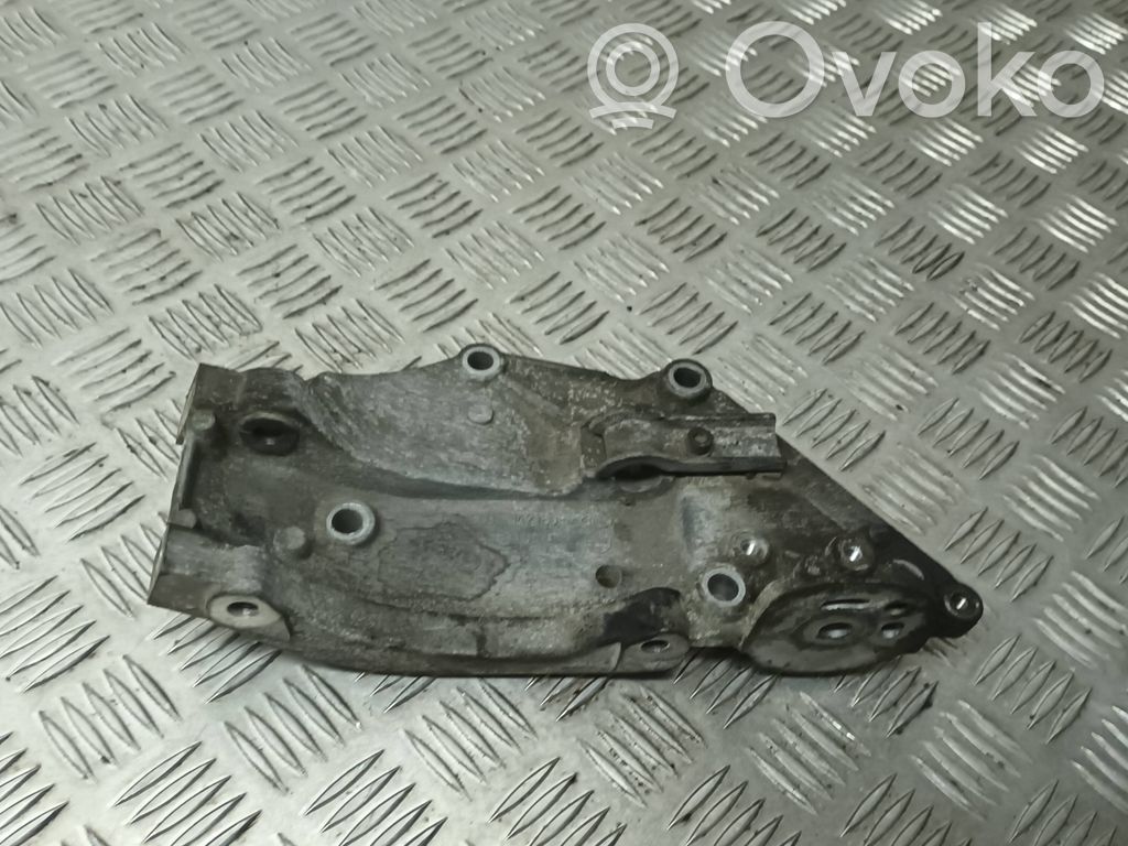 Volvo V50 Engine mounting bracket 