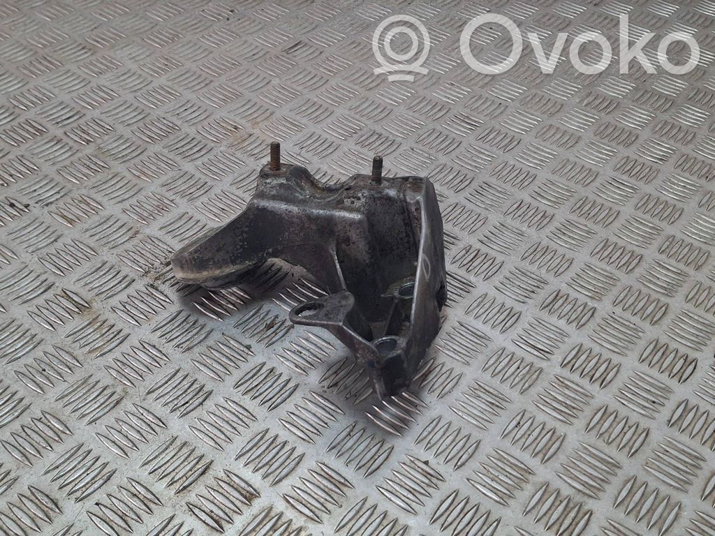Volkswagen PASSAT B5.5 Engine mounting bracket 