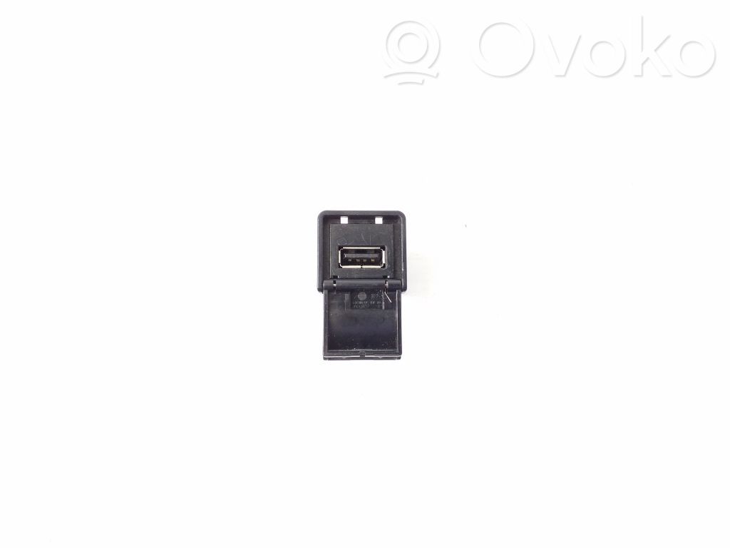 Infiniti Q70 Y51 Enchufe conector USB 