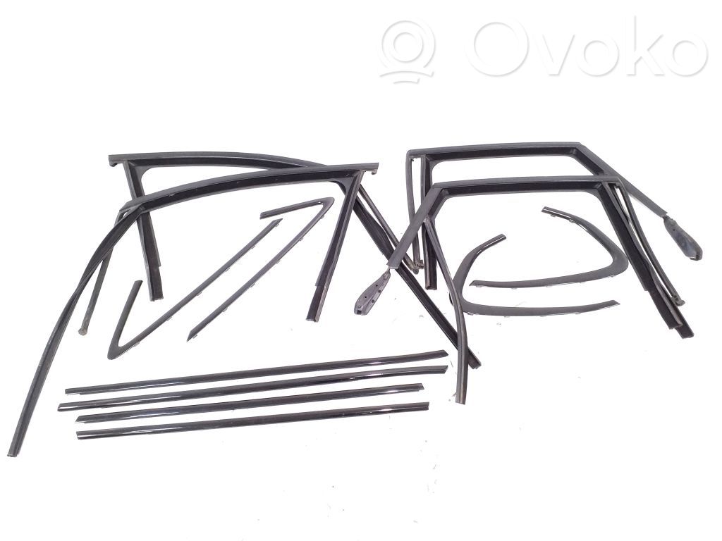 BMW 2 F45 Listwa / Uszczelka szyby drzwi 