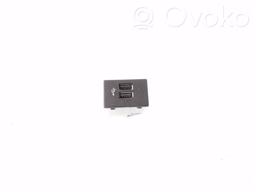 Infiniti Q30 USB socket connector 