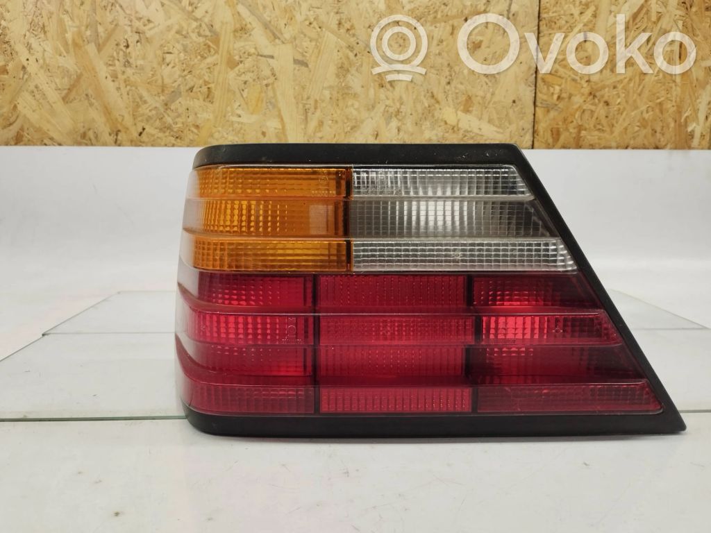 Mercedes-Benz E W124 Aizmugurējais lukturis virsbūvē 