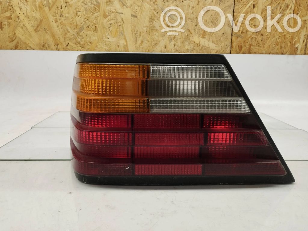 Mercedes-Benz E W124 Aizmugurējais lukturis virsbūvē 