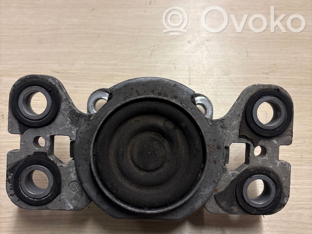 Volvo XC60 Engine mount bracket 