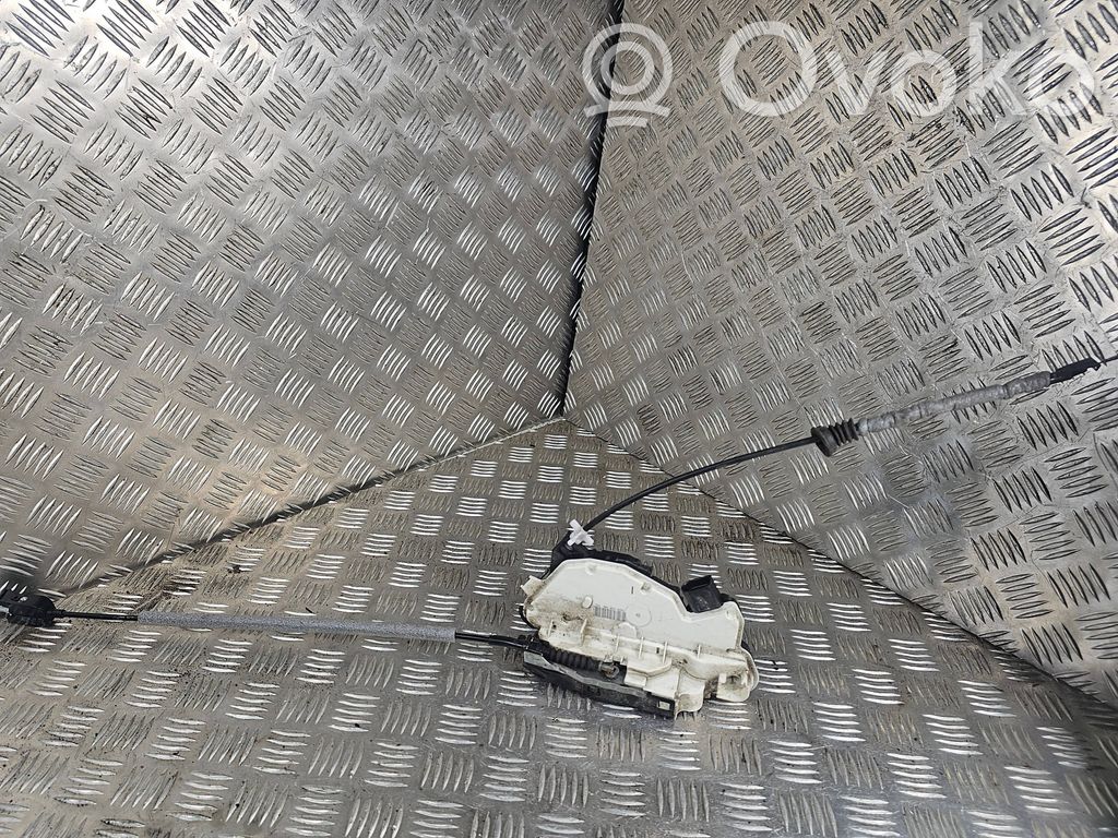 Volkswagen Tiguan Priekšpusē slēdzene 