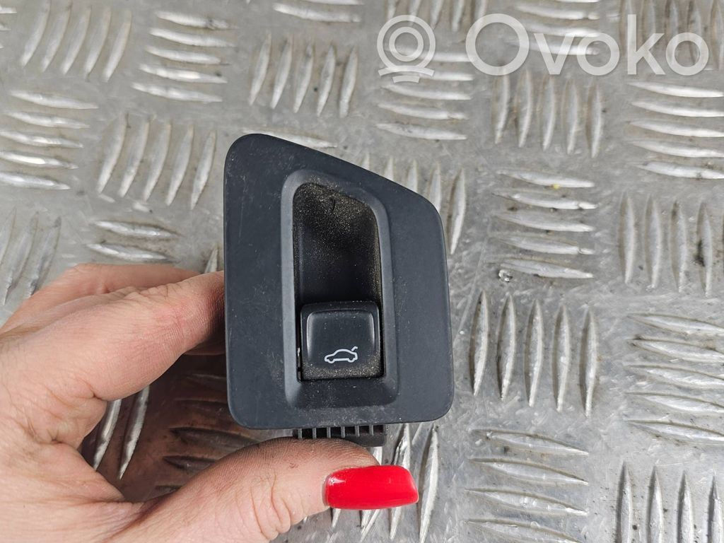 Volkswagen PASSAT B8 Tailgate opening switch 