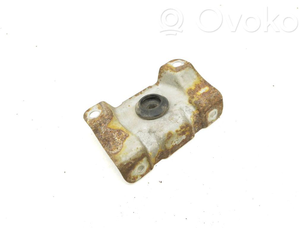 Radiator mount bracket