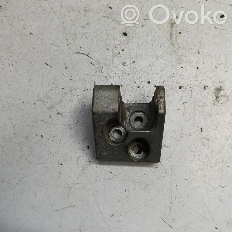 Volvo V40 Engine mounting bracket 