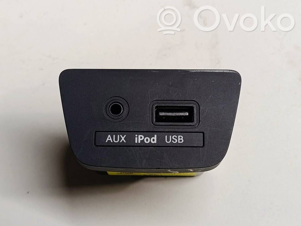 Hyundai i30 Enchufe conector entrada auxiliar 