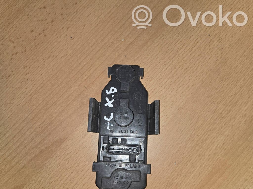 Audi A6 S6 C5 4B Cubierta del soporte de la lámpara de la luz trasera 