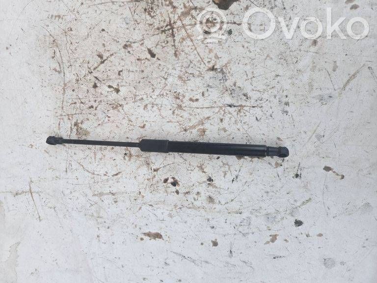 Audi A4 S4 B9 Siłownik maski przedniej 
