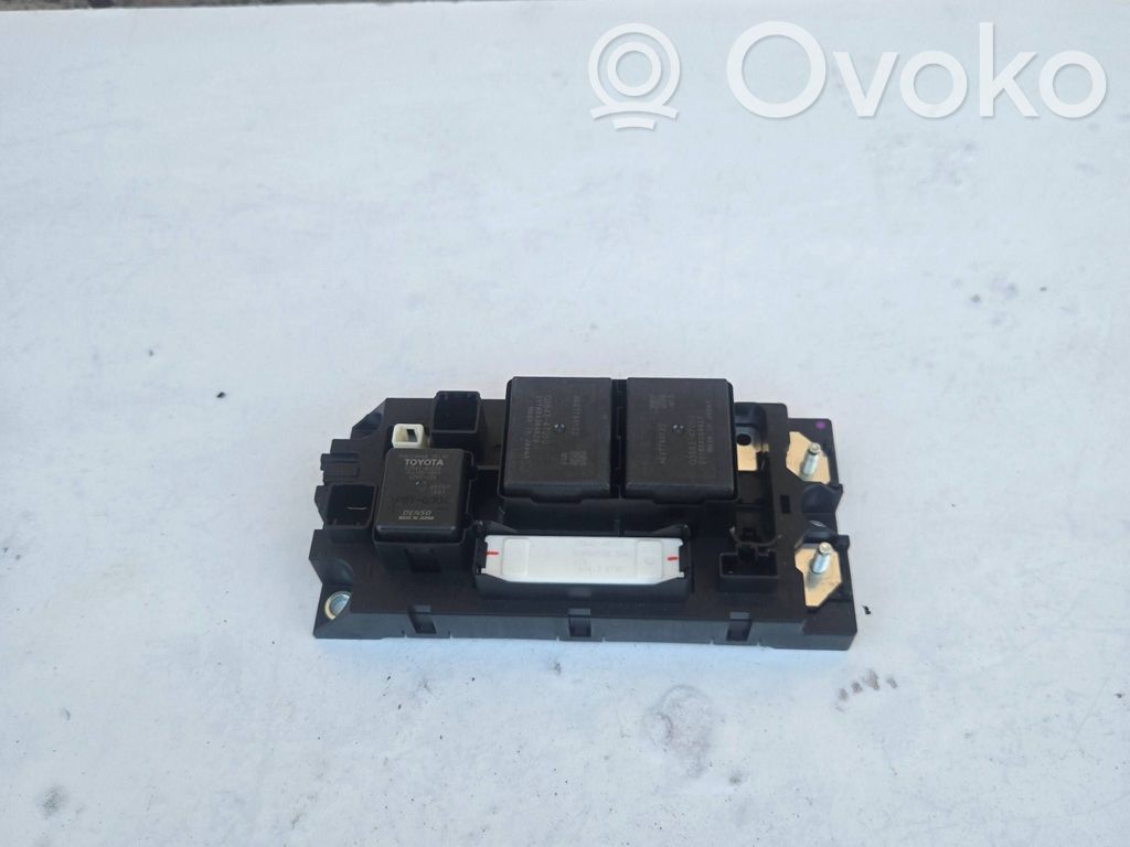 Toyota RAV 4 (XA40) Fuse module 