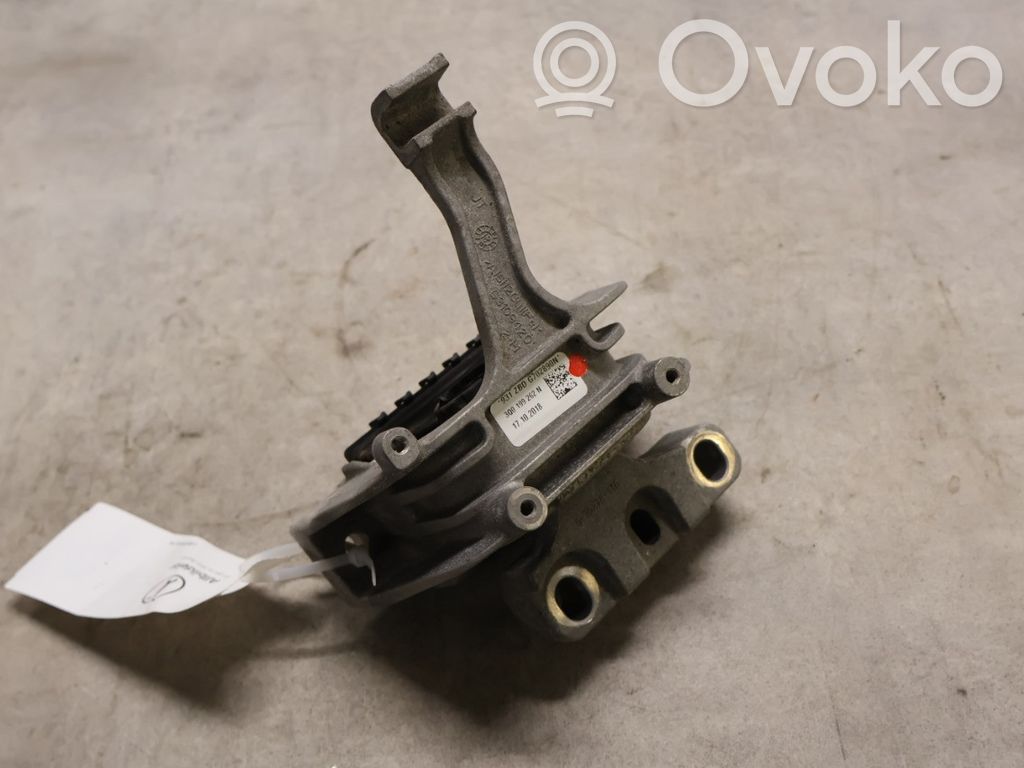 Volkswagen Tiguan Allspace Engine mount bracket 