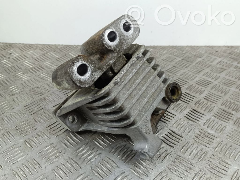 Jeep Cherokee Engine mount bracket 