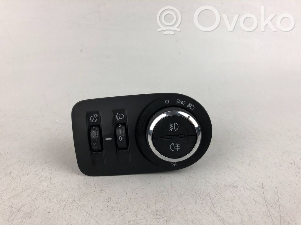 Light switch   13470452