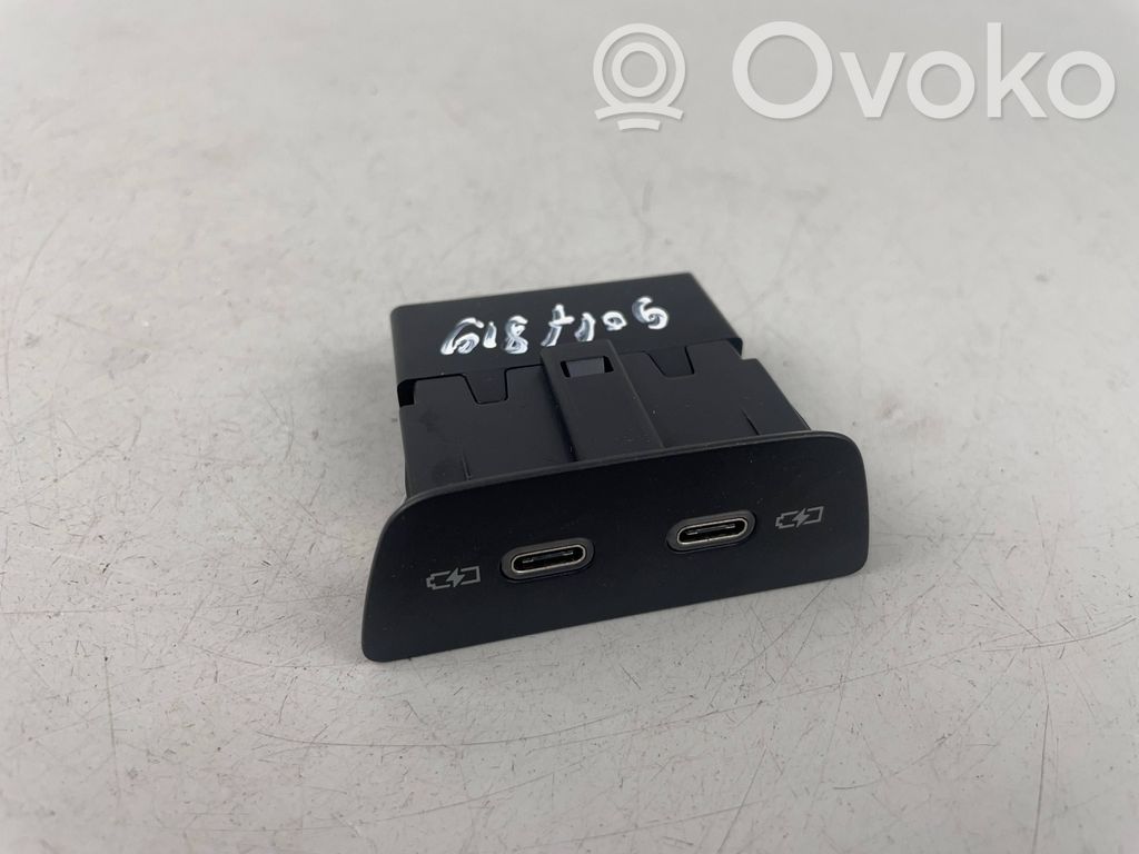 Volkswagen Golf VIII USB jungtis 