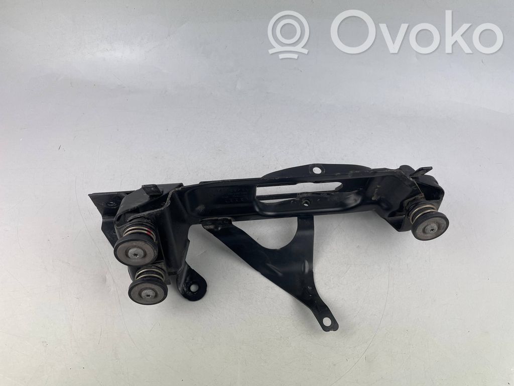 A/C compressor mount bracket   4KE820195AC,4KE820195