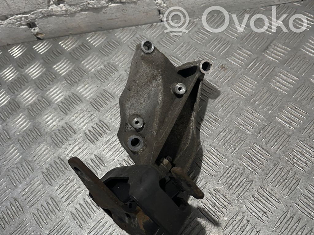 Volkswagen Amarok Engine mount bracket 