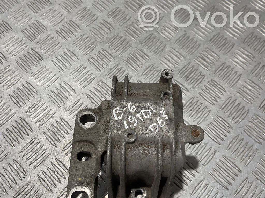 Volkswagen PASSAT B6 Engine mount bracket 