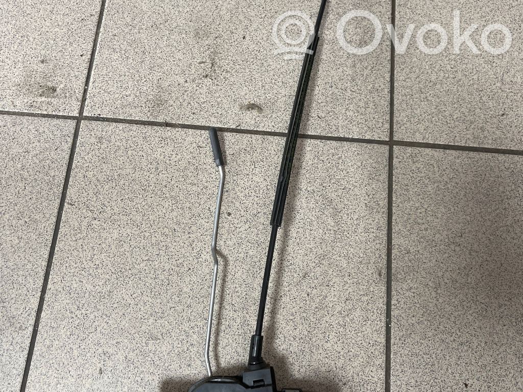 Opel Astra J Rear door lock 