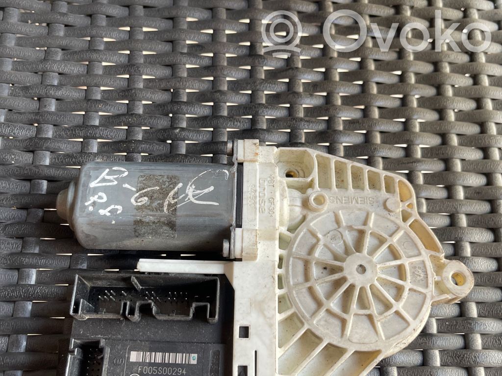 Volkswagen PASSAT B6 Silnik regulatora szyby drzwi przednich 