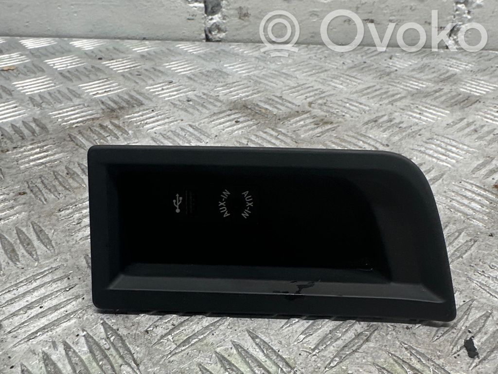 BMW 3 F30 F35 F31 Gniazdo / Złącze USB 