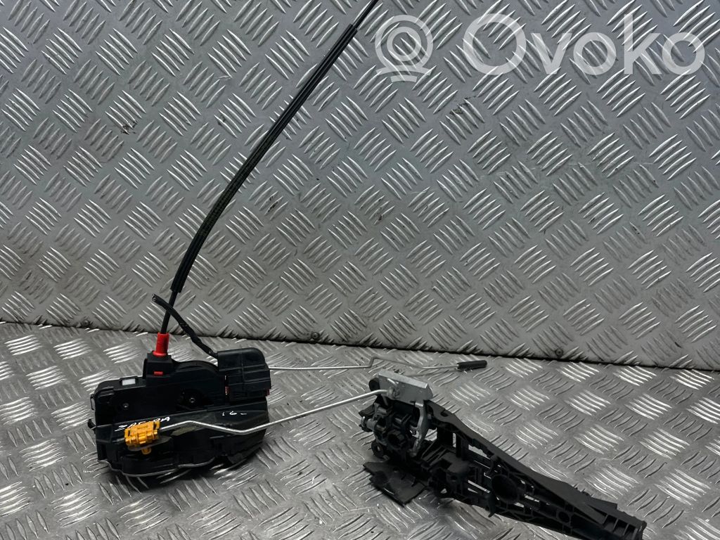 Opel Zafira C Front door lock 