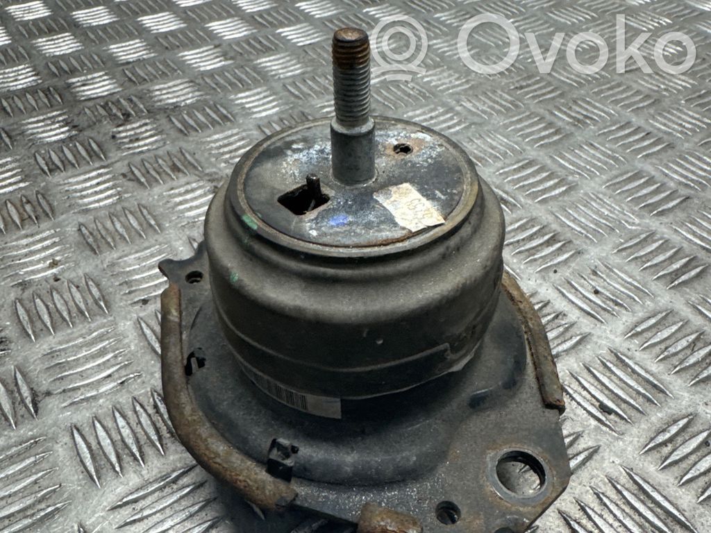 Jeep Grand Cherokee Engine mount bracket 