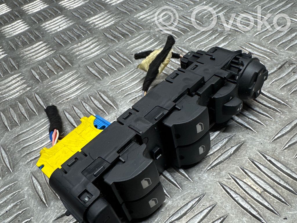 Opel Grandland X Electric window control switch 