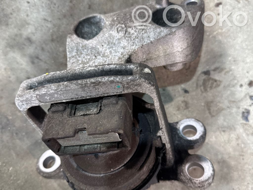 Nissan X-Trail T32 Engine mount bracket 