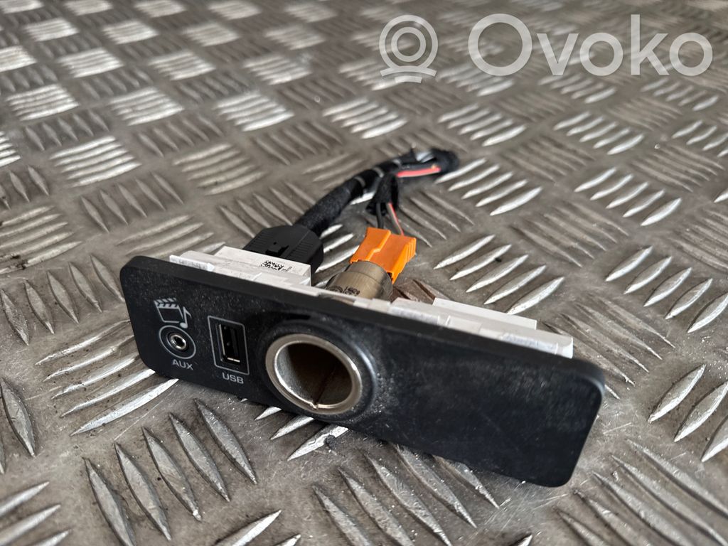 Jaguar XF X250 USB socket connector 