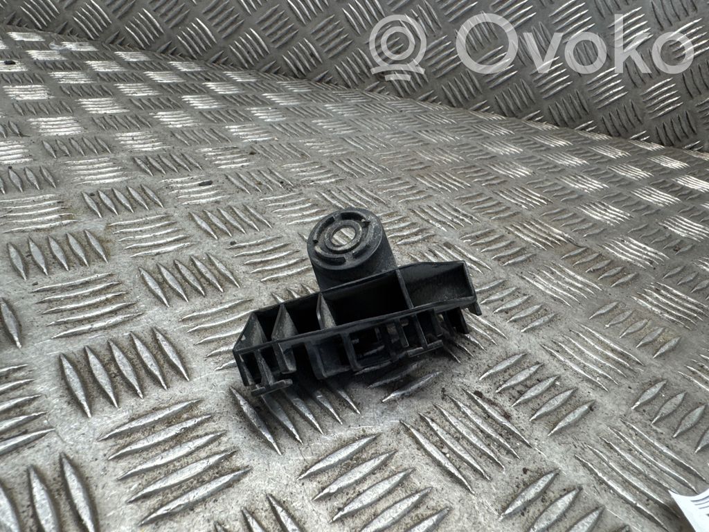 Toyota Auris E180 Takapuskurin kannake 