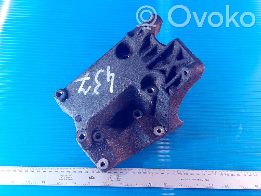 Ford Focus Engine mounting bracket 