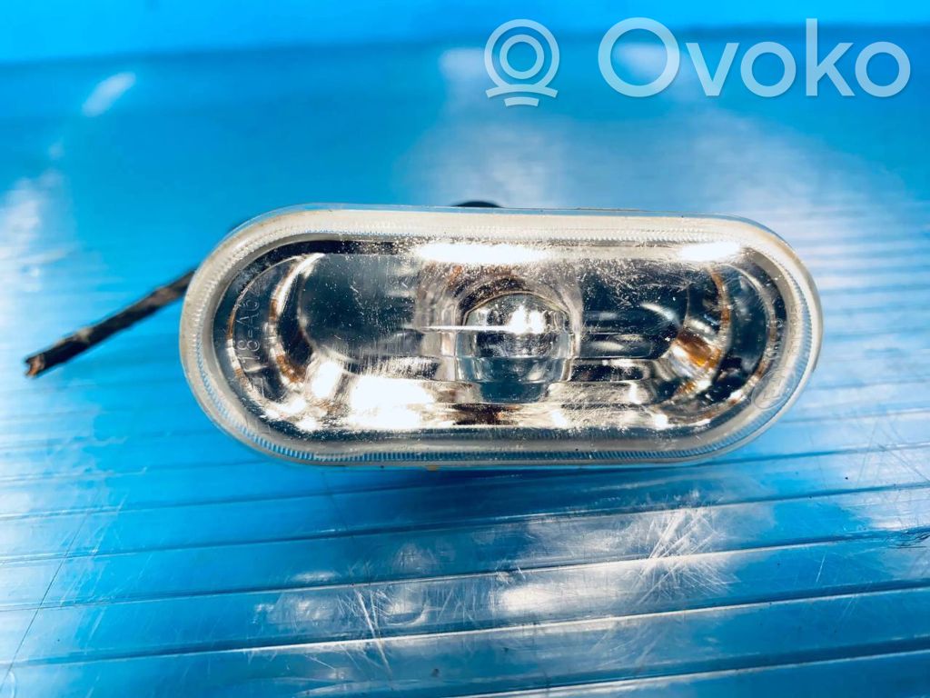 Volkswagen Golf IV Semnalizator bară față 