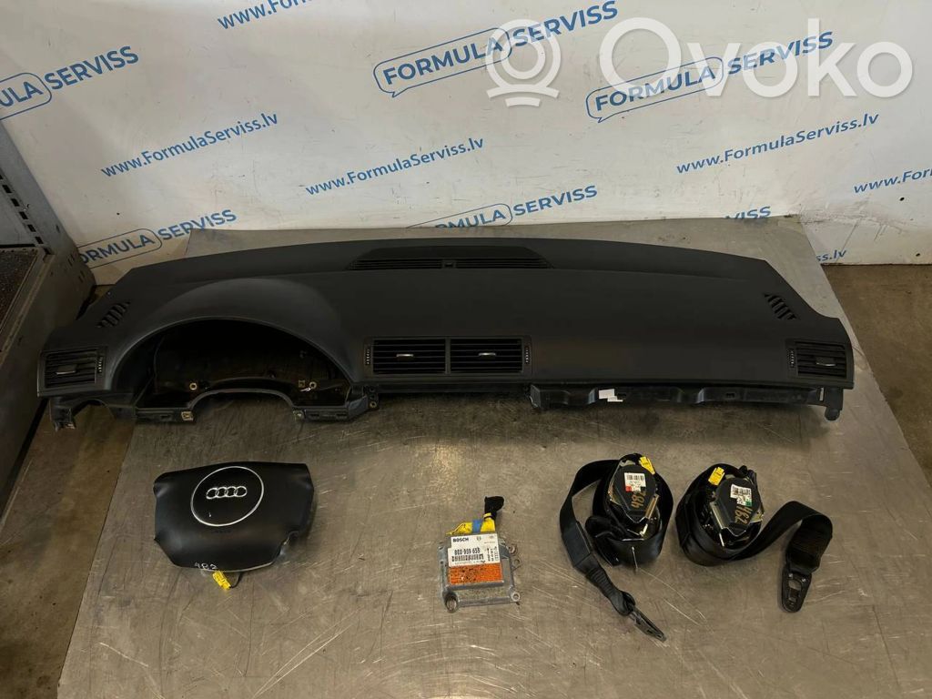 Audi A4 S4 B6 8E 8H Deska rozdzielcza 