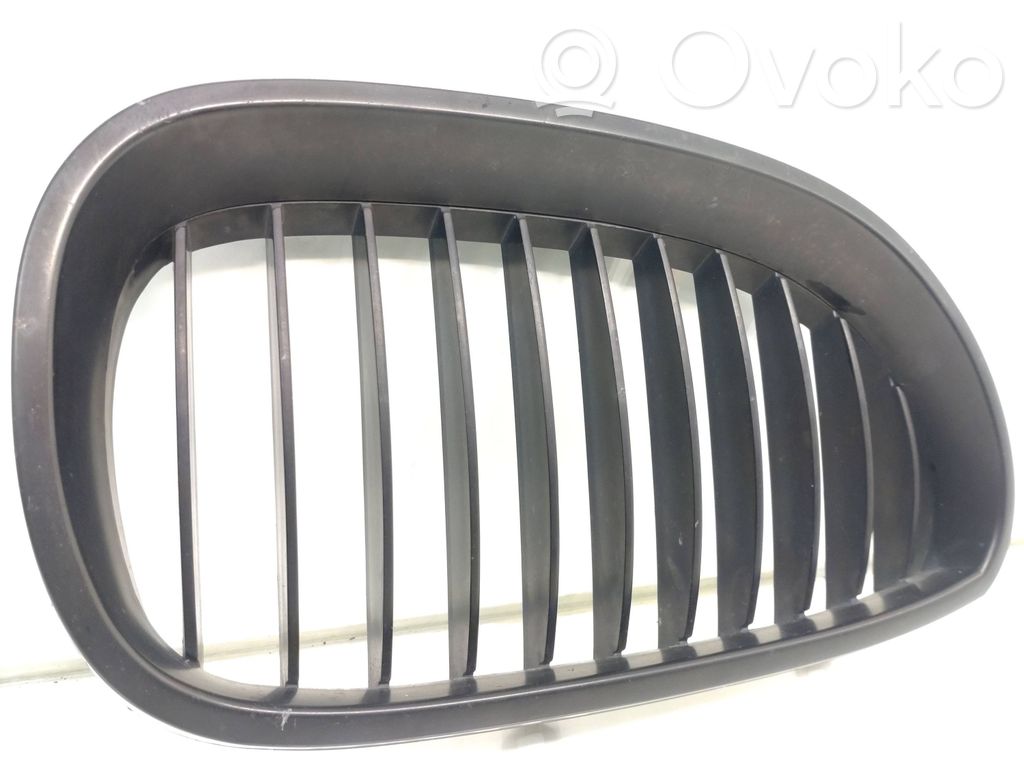 Front bumper upper radiator grill   7027061,7065702,51137027061,10627110,51137027061A1,51137065702,51137065702