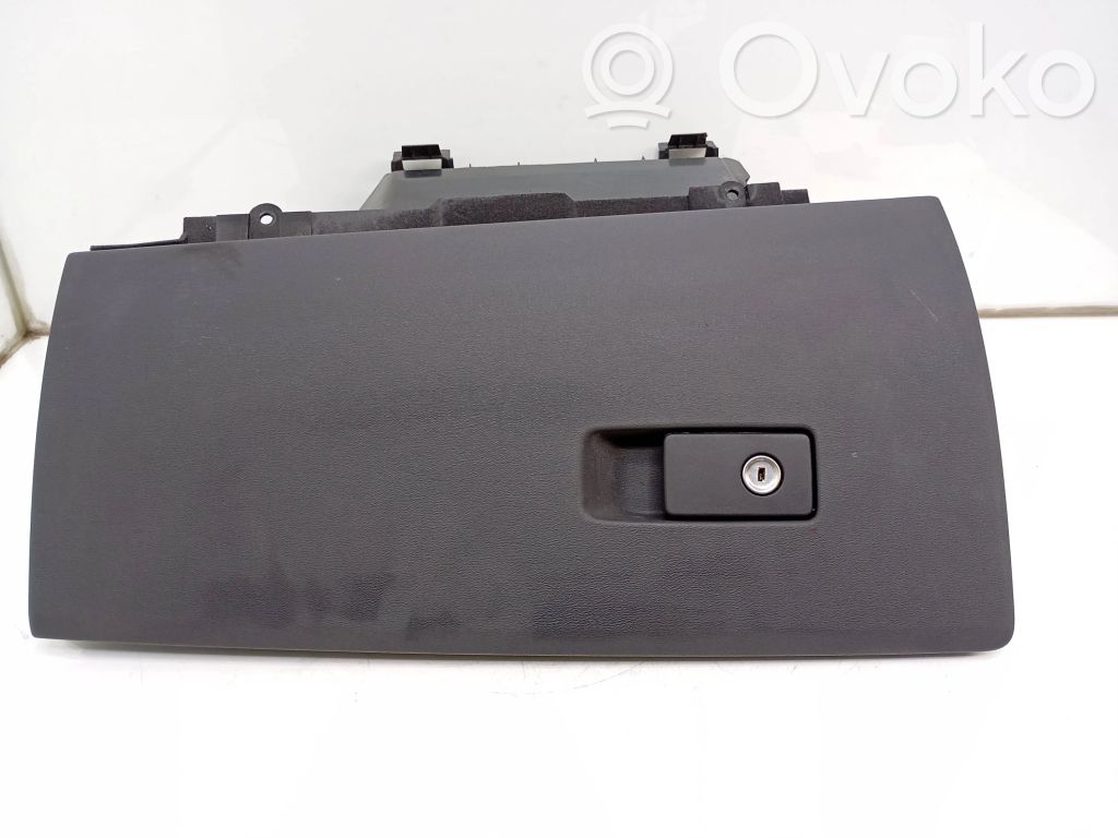 Volvo V70 Glove box 