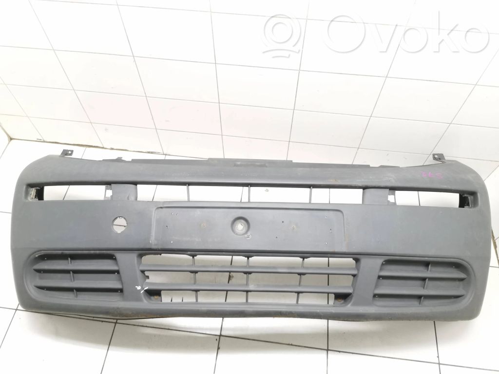 Opel Vivaro Zderzak przedni 