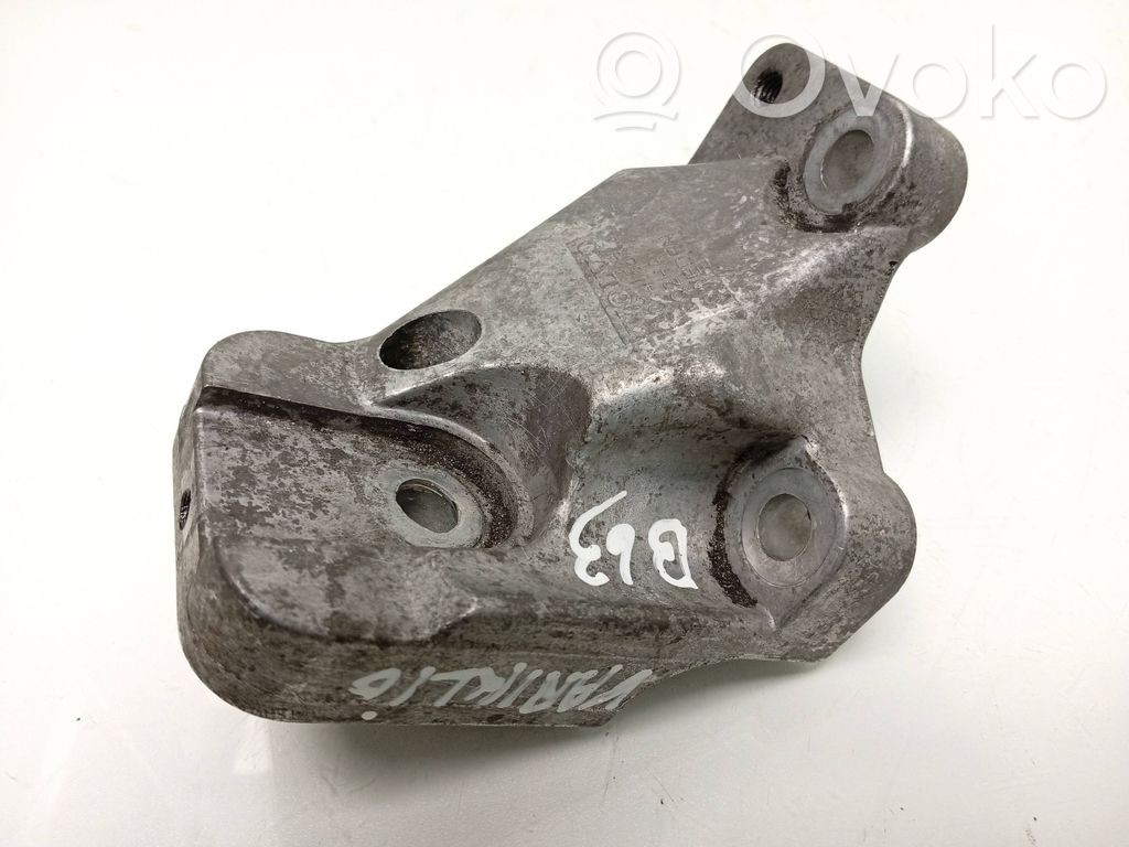 Volvo XC70 Engine mounting bracket 
