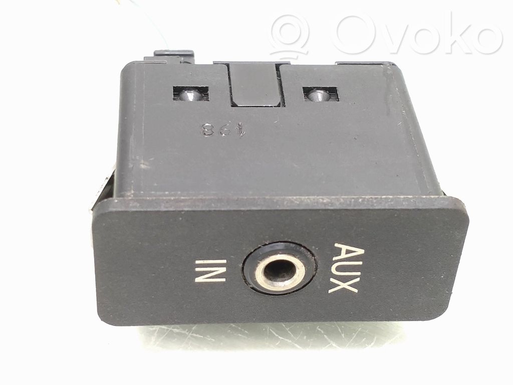 Enchufe conector entrada auxiliar   6930561,61316930561,61316930561