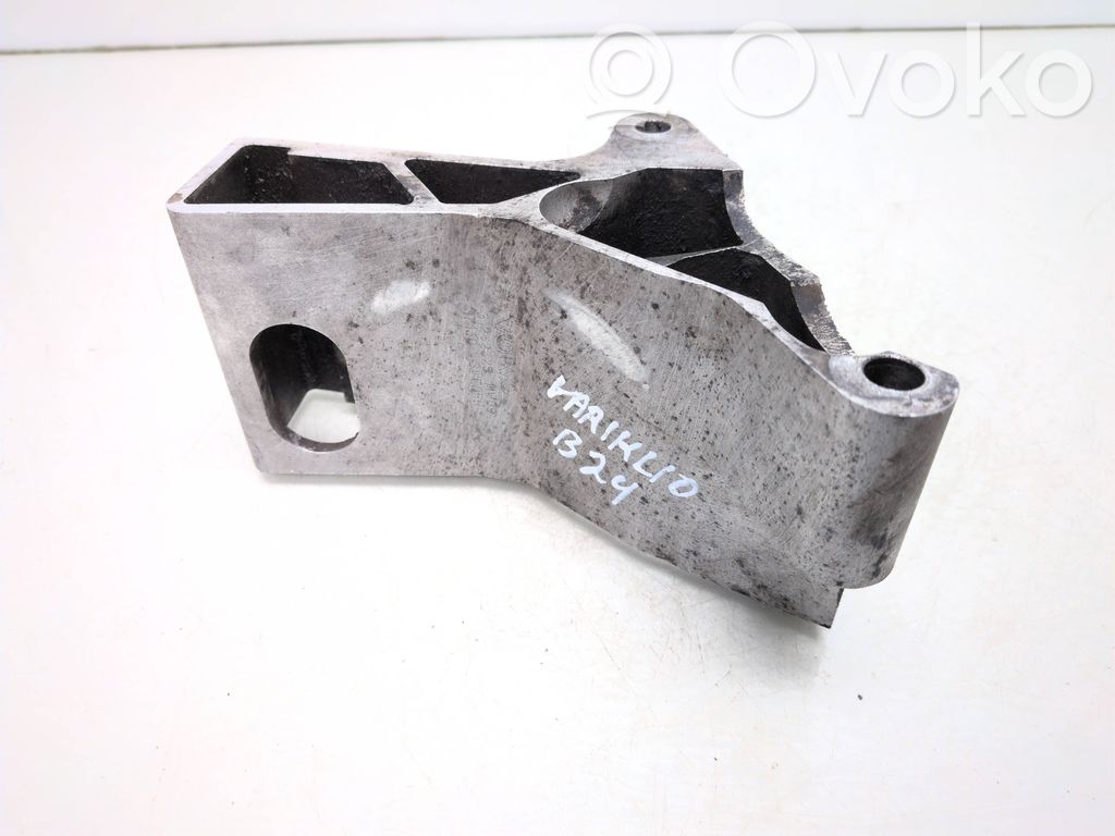Volvo XC90 Engine mounting bracket 